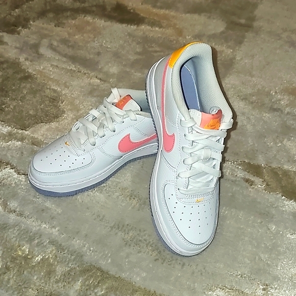 Nike Air Force 1 - Picture 1 of 9